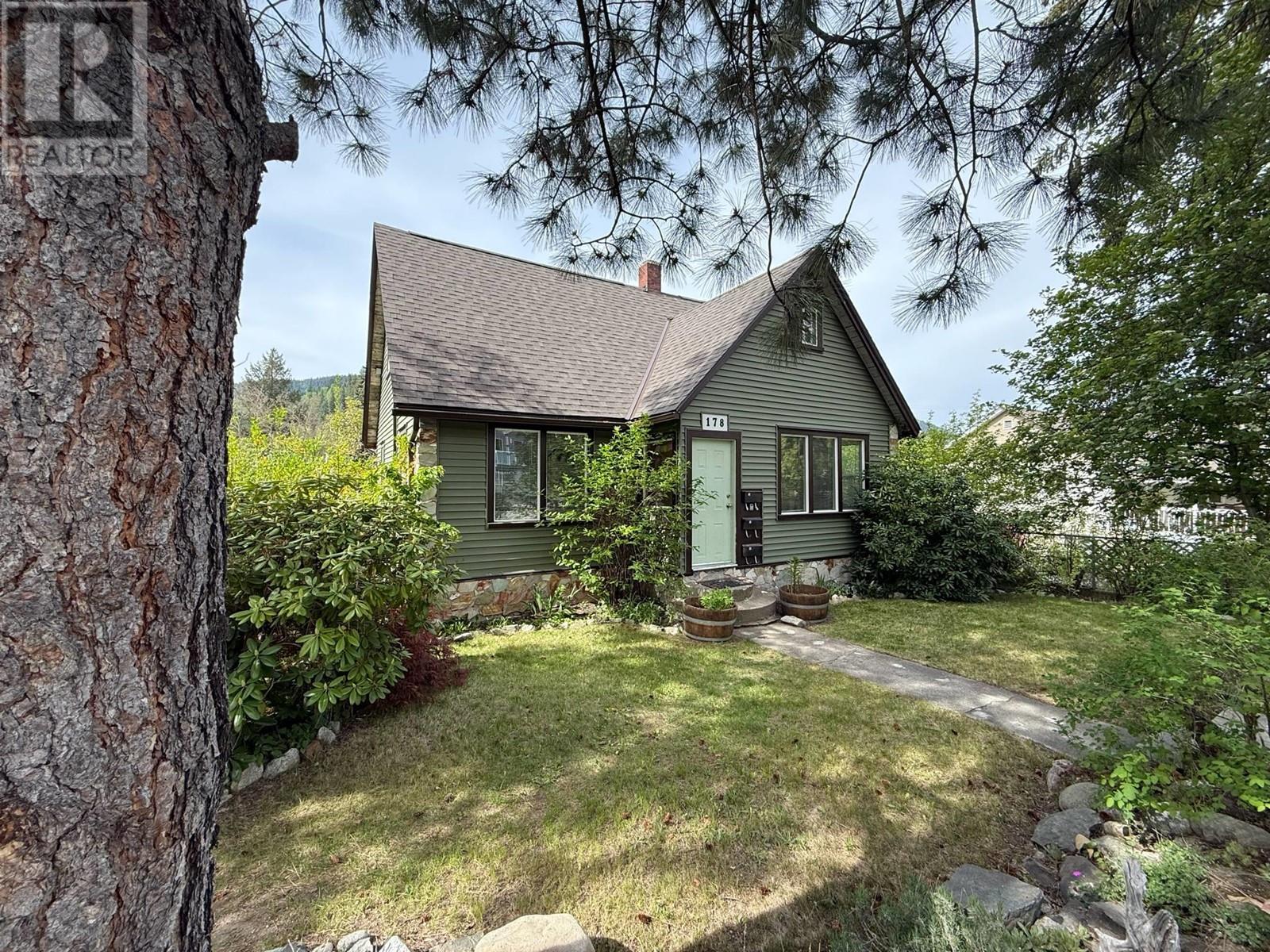 178 Columbia Avenue, Castlegar, British Columbia  V1N 1A9 - Photo 2 - 10347474