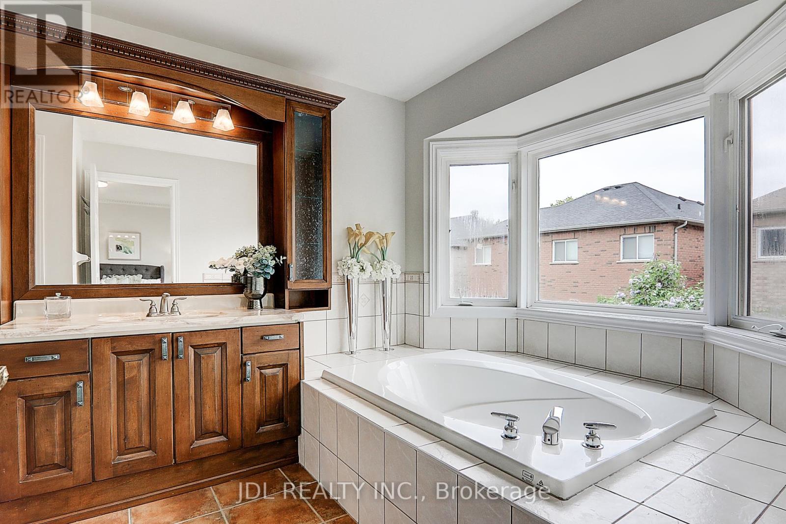 31 Chippingwood Manor, Aurora, Ontario  L4G 7R4 - Photo 24 - N12167642