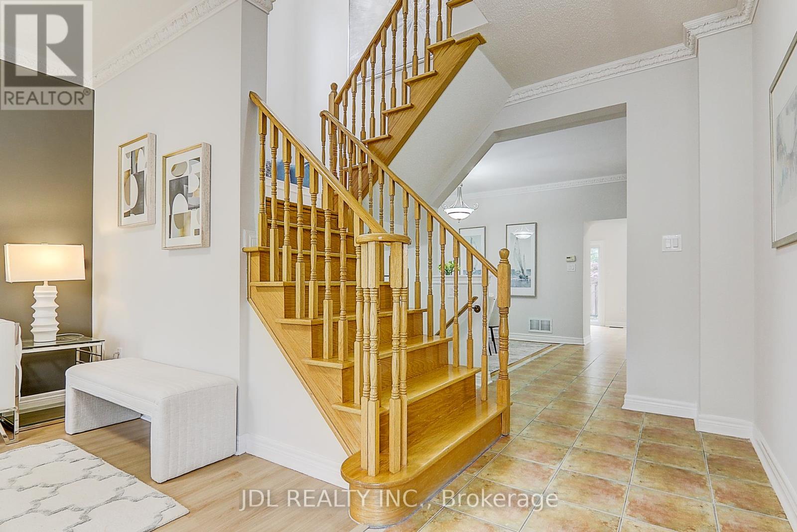 31 Chippingwood Manor, Aurora, Ontario  L4G 7R4 - Photo 3 - N12167642