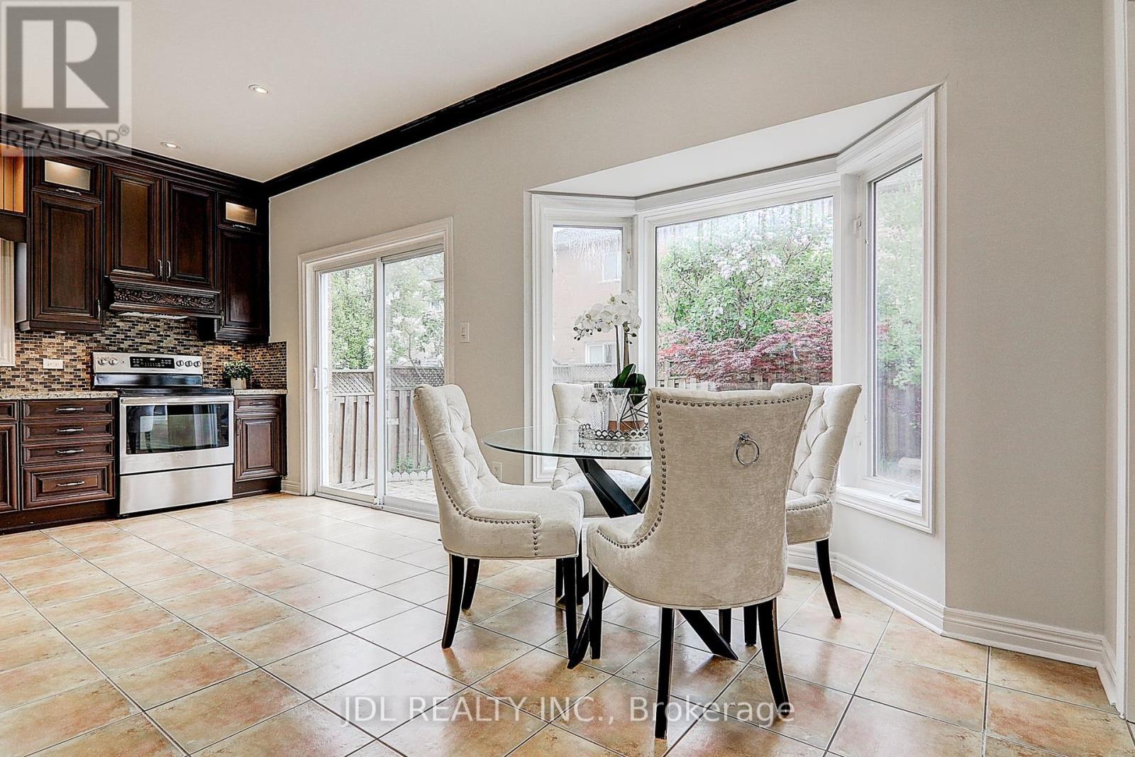 31 Chippingwood Manor, Aurora, Ontario  L4G 7R4 - Photo 6 - N12167642