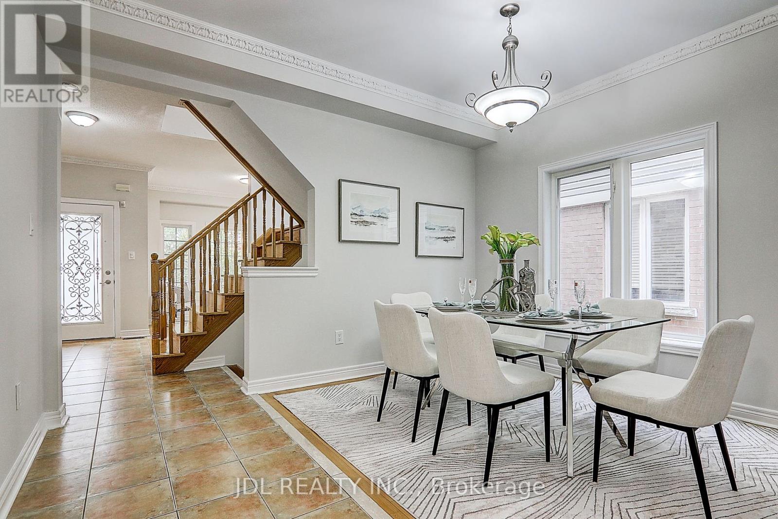 31 Chippingwood Manor, Aurora, Ontario  L4G 7R4 - Photo 4 - N12167642