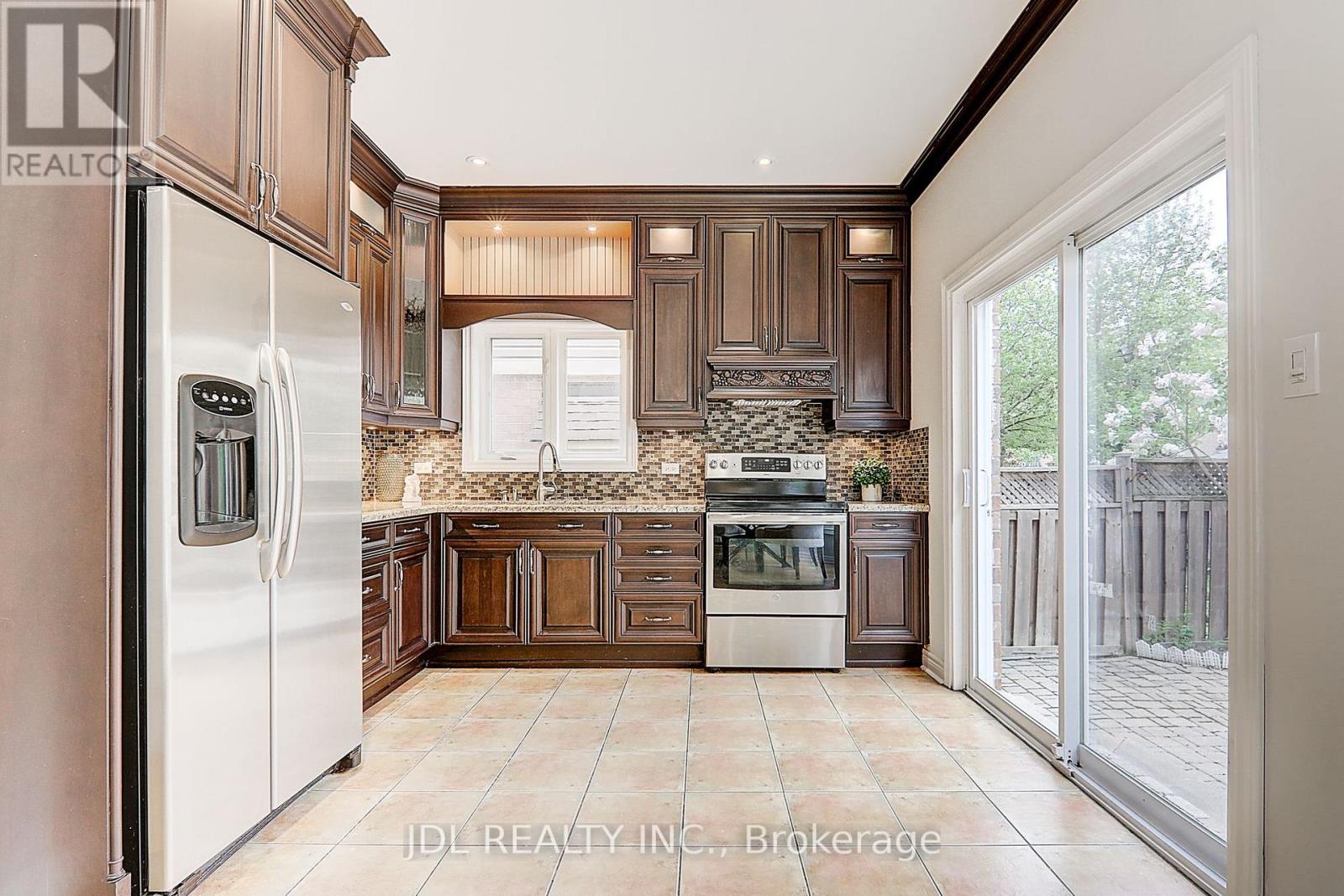 31 Chippingwood Manor, Aurora, Ontario  L4G 7R4 - Photo 9 - N12167642