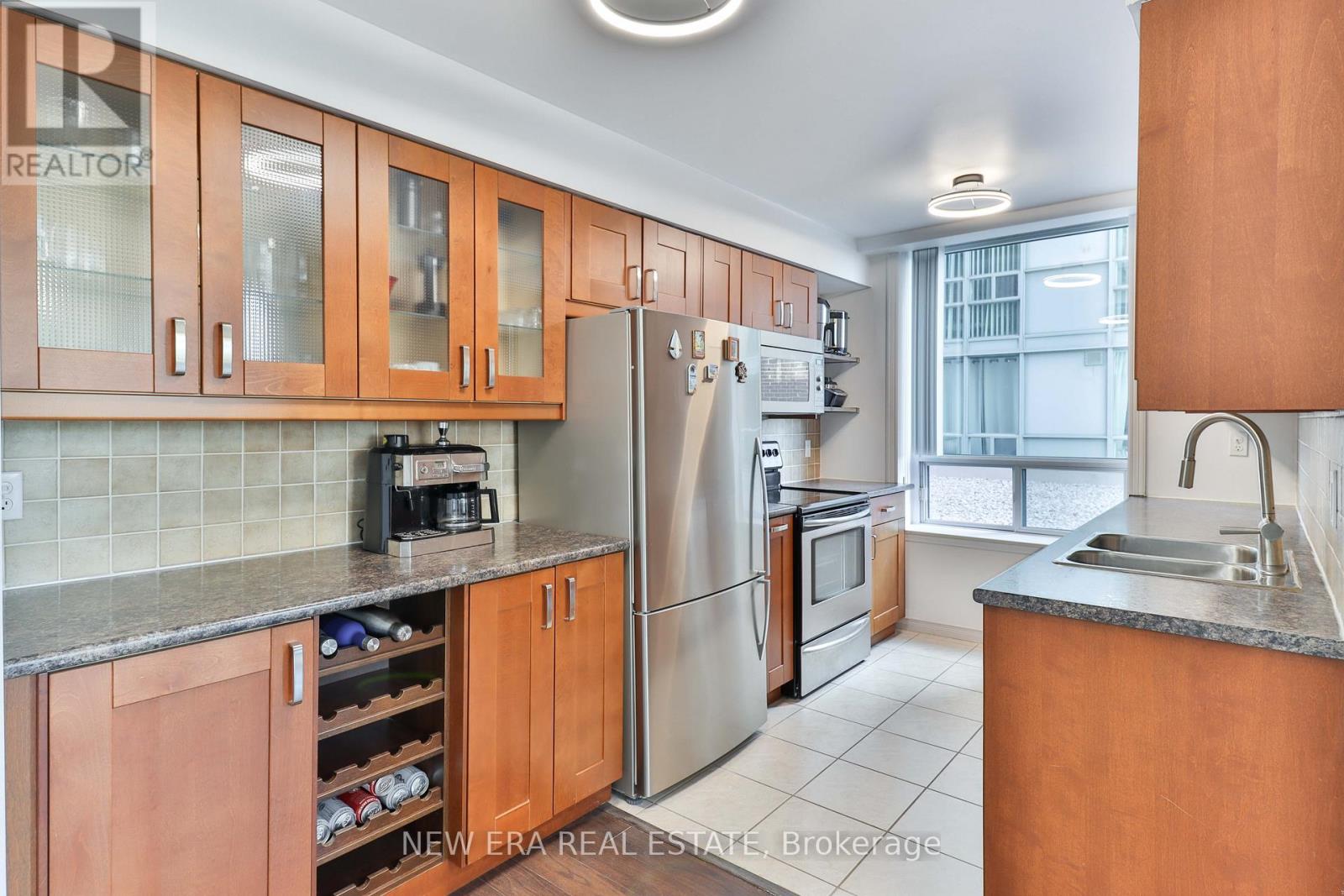 203 - 15 Michael Power Place, Toronto (Islington-City Centre West), Ontario  M9A 5G4 - Photo 5 - W12169078