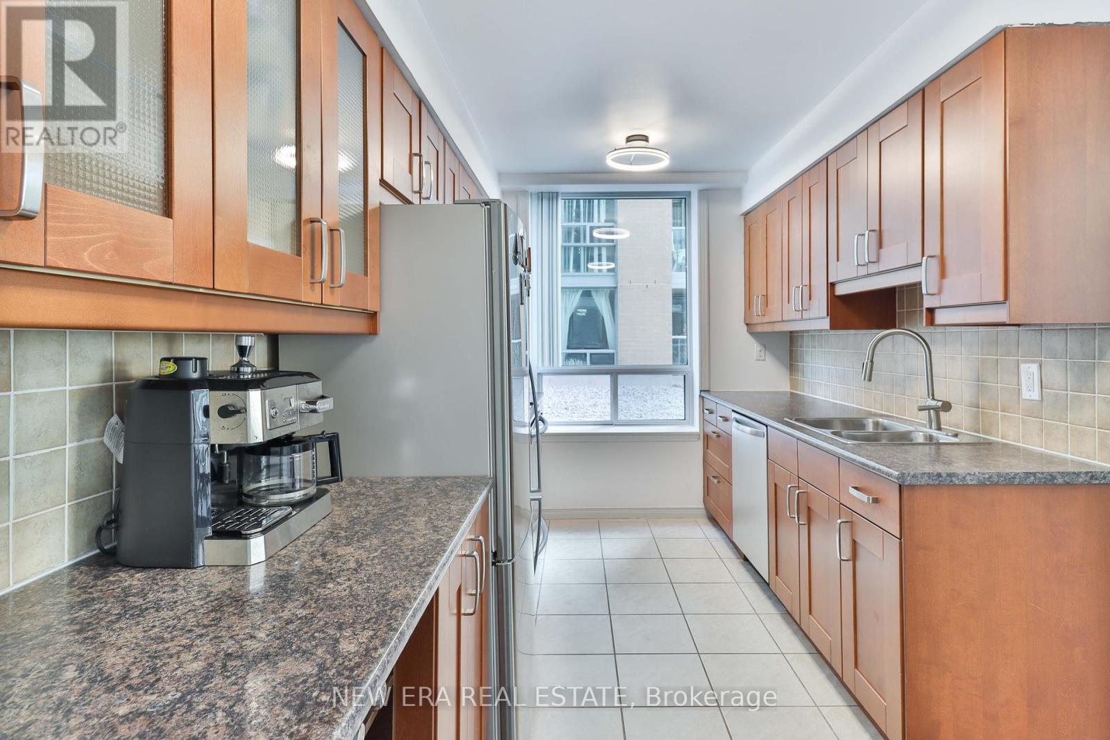 203 - 15 Michael Power Place, Toronto (Islington-City Centre West), Ontario  M9A 5G4 - Photo 6 - W12169078