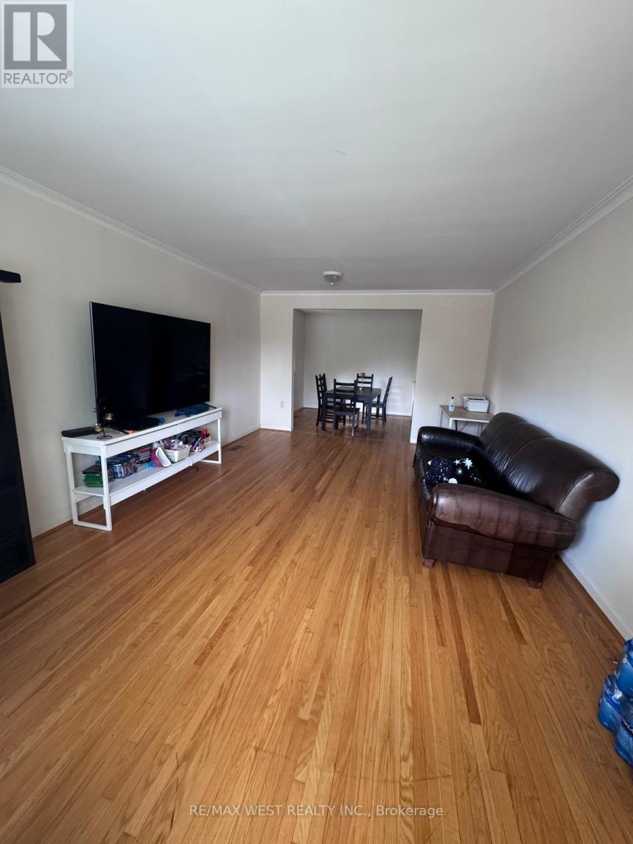 19 Robinglade Drive, Toronto, Ontario  M9B 2P9 - Photo 7 - W12169125