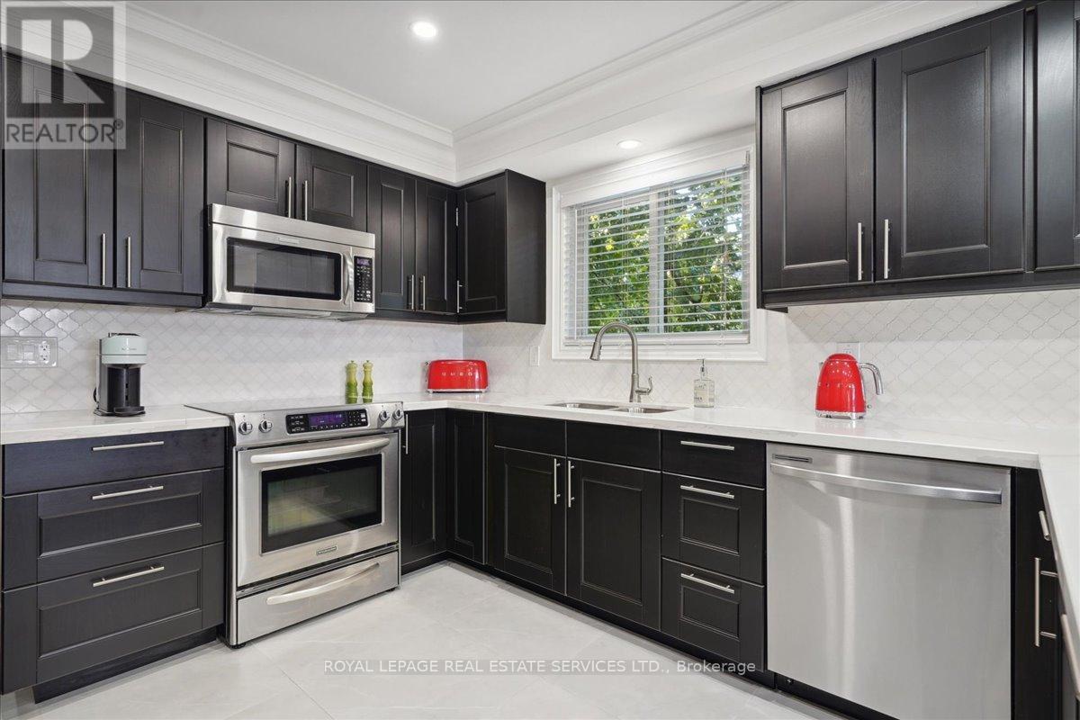 1141 Vicki Lane, Mississauga (Erindale), Ontario  L5C 2X9 - Photo 9 - W12169128