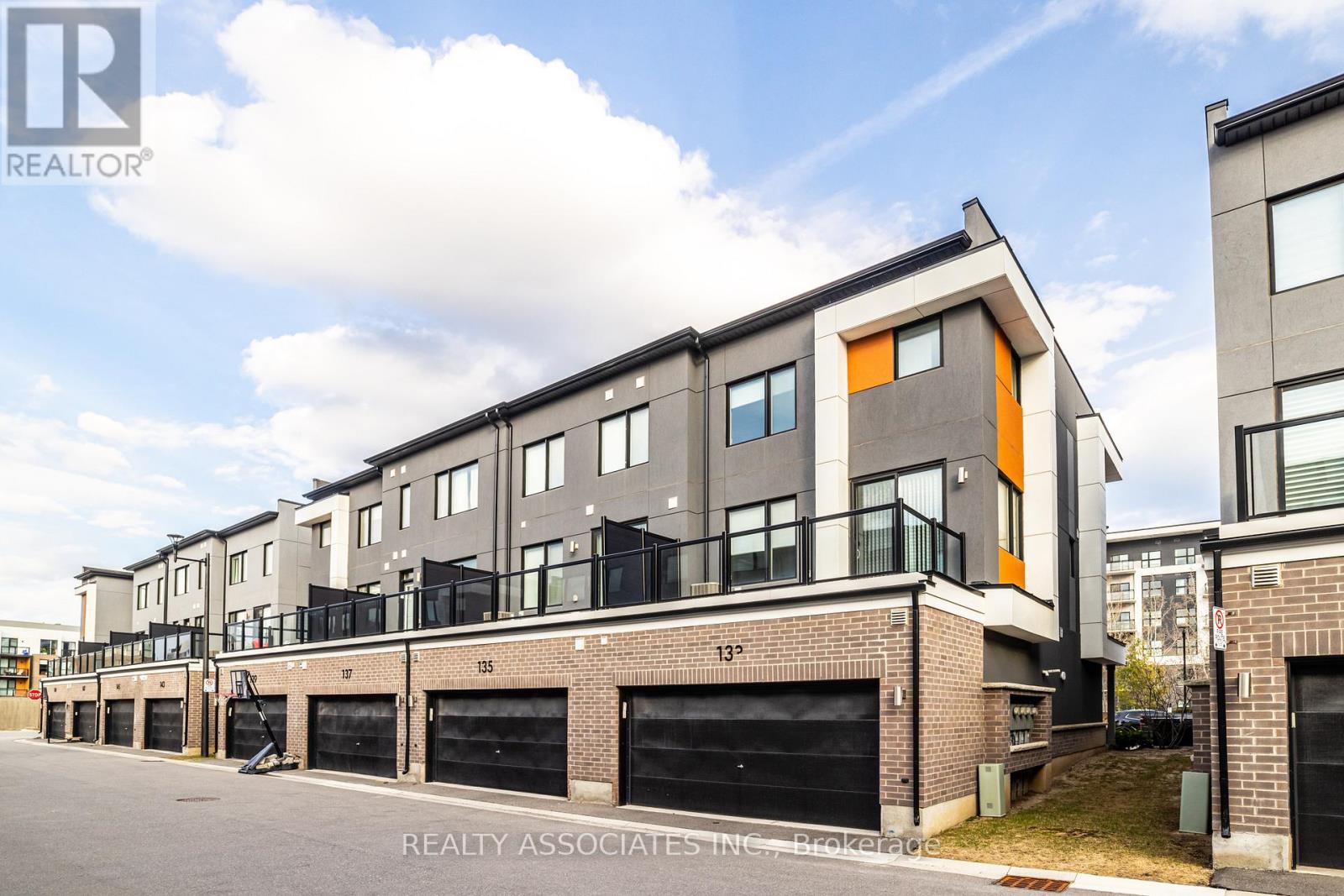 133 Grovewood Common, Oakville, Ontario  L6H 0X5 - Photo 3 - W12169185
