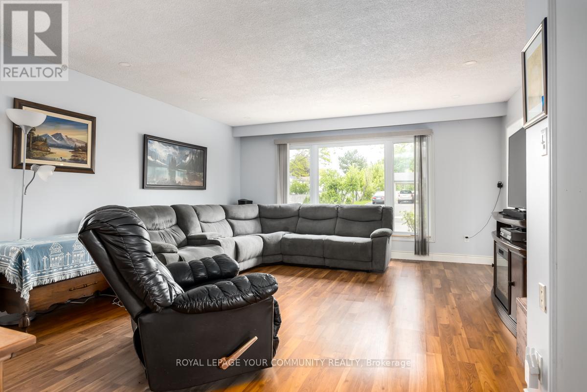 16 Midhurst Drive, Toronto, Ontario  M9V 1Z7 - Photo 7 - W12169186