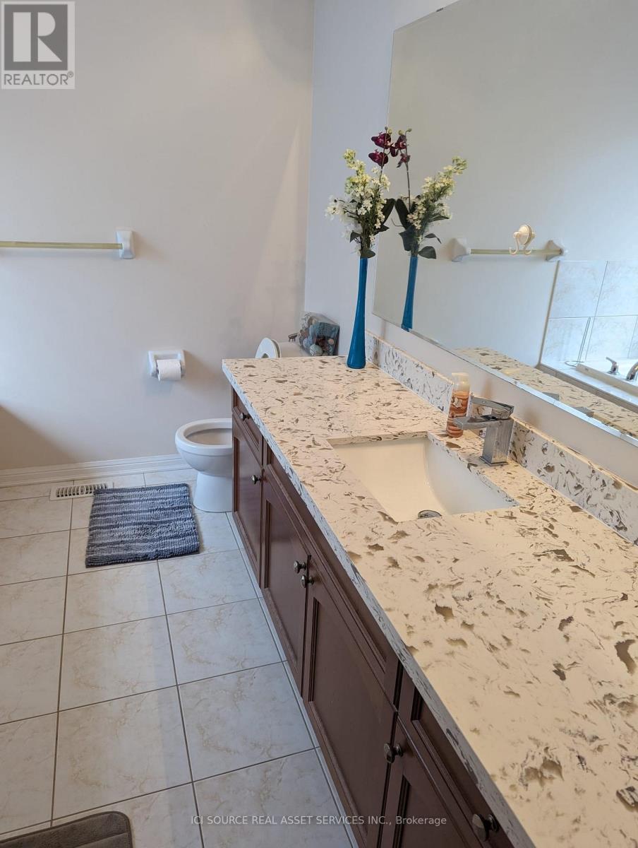 Main & 2nd Floor - 13 Dulverton Drive, Brampton (Northwest Brampton), Ontario  L7A 0P3 - Photo 5 - W12169272