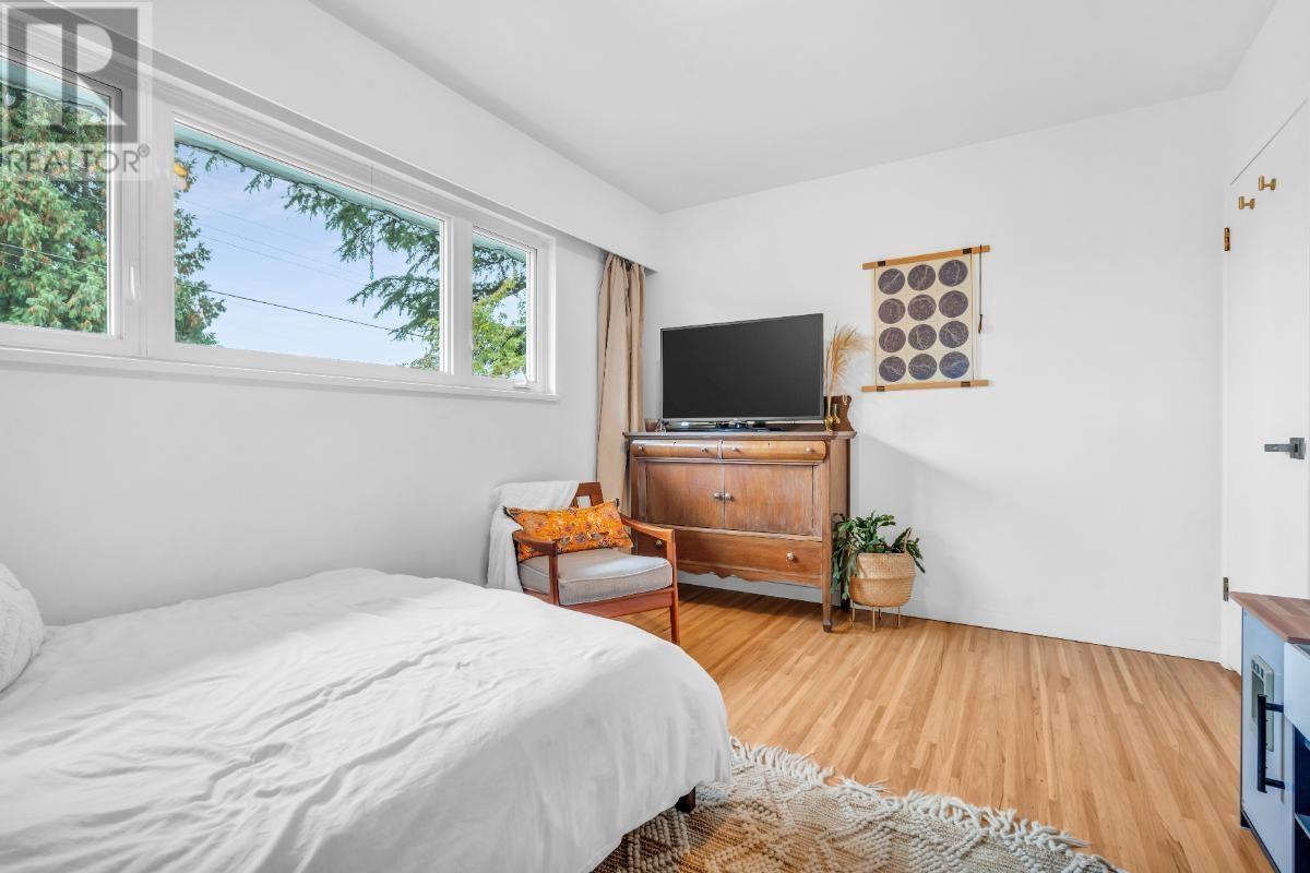 852 E 17th Street, North Vancouver, British Columbia  V7L 2X1 - Photo 9 - R2998274