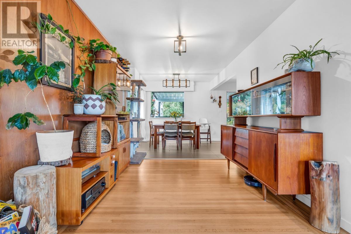 852 E 17th Street, North Vancouver, British Columbia  V7L 2X1 - Photo 4 - R2998274
