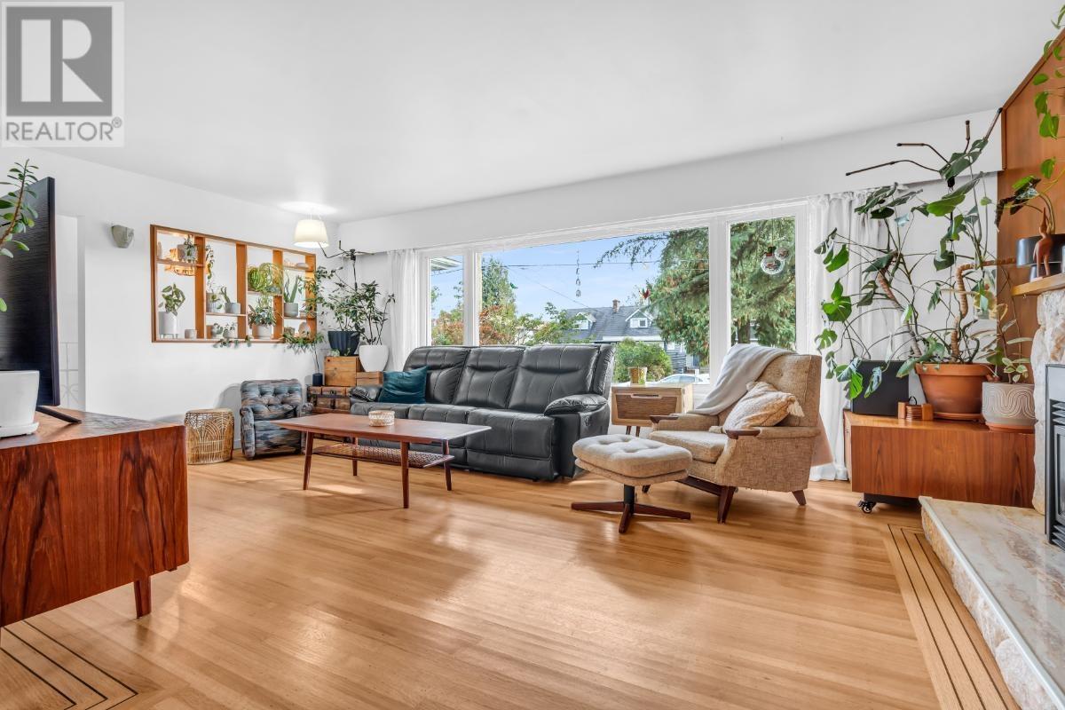 852 E 17TH STREET, North Vancouver, British Columbia