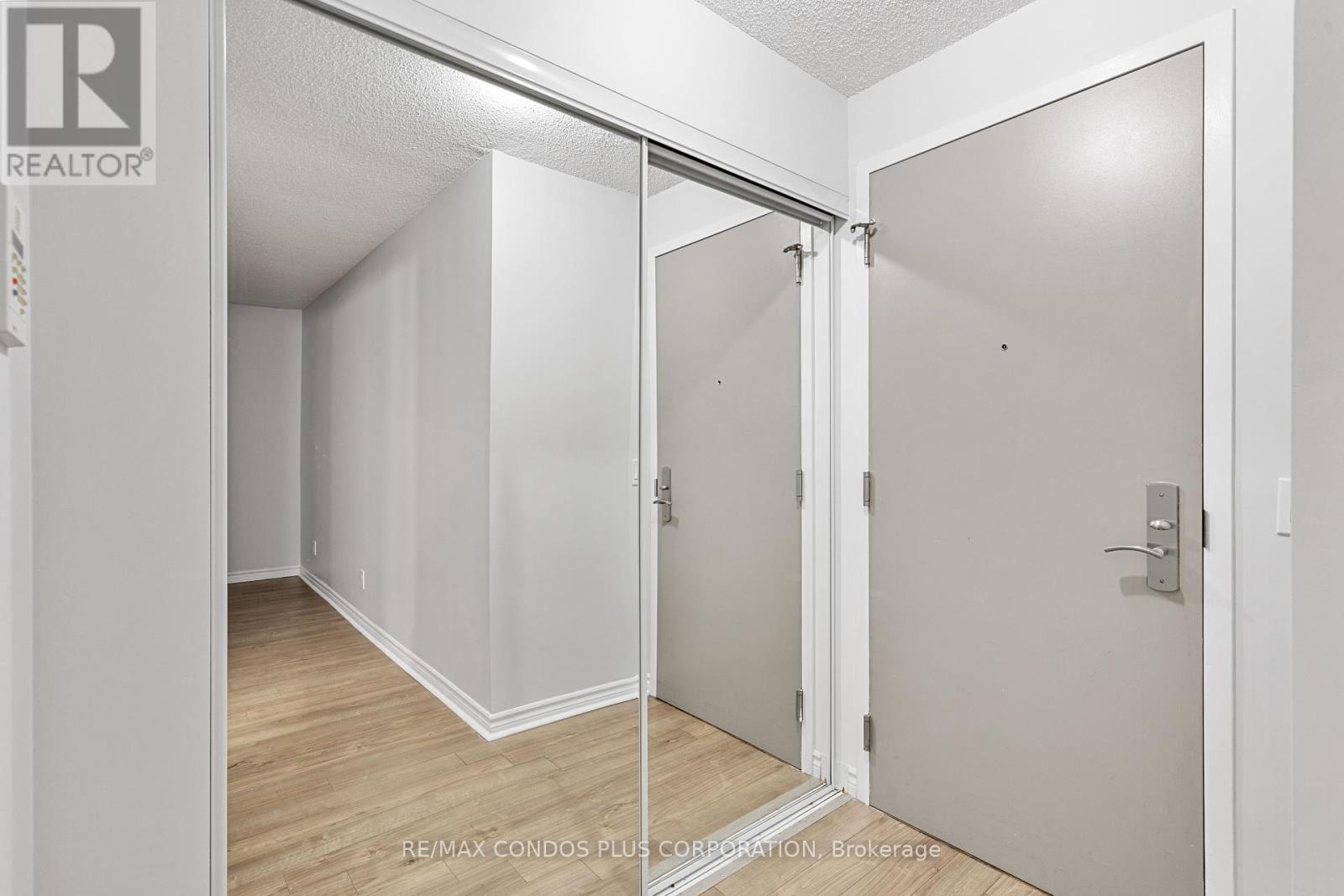 911 - 763 Bay Street, Toronto, Ontario  M5G 2R3 - Photo 2 - C12169347