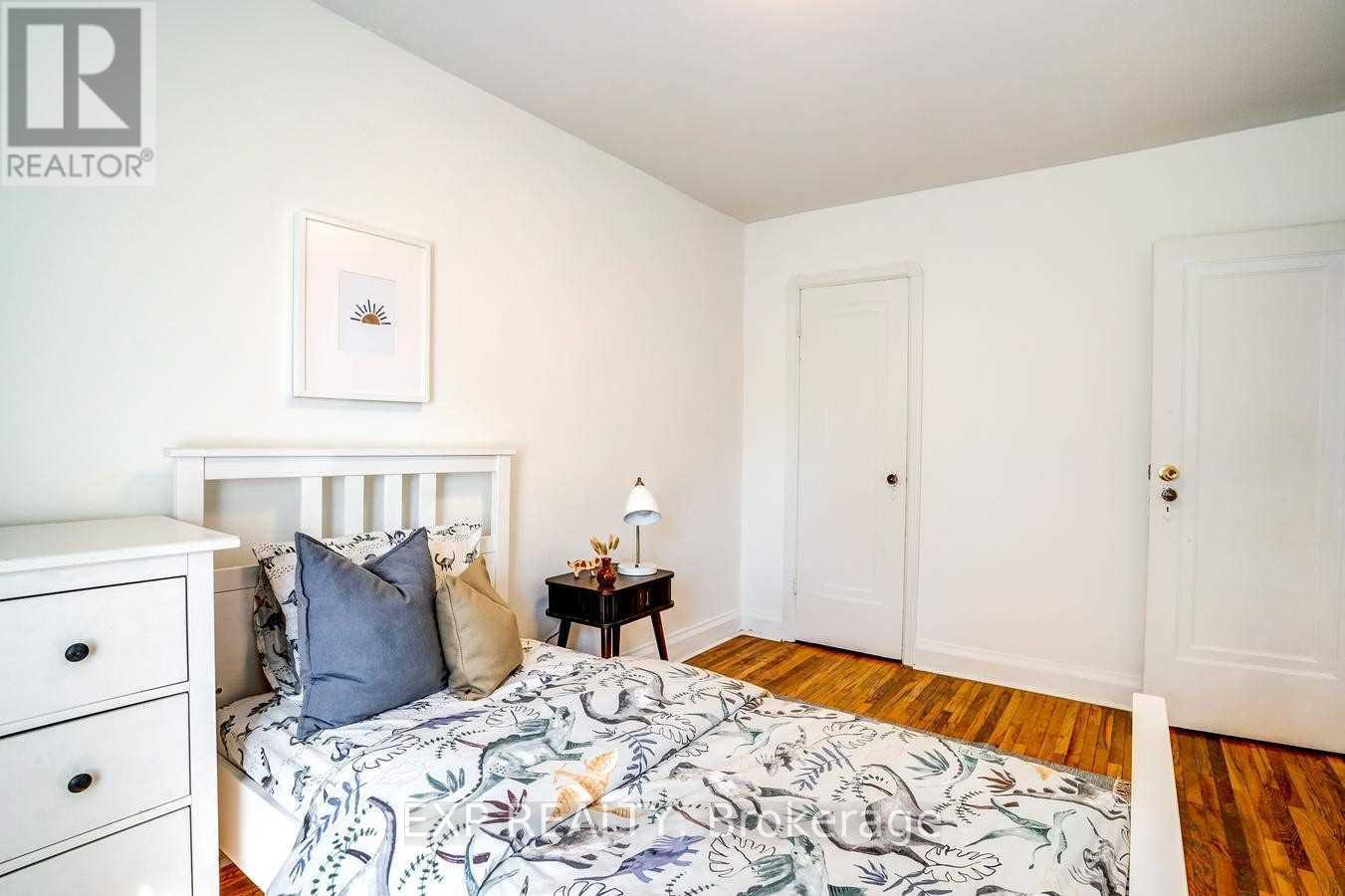 Upper - 960 Pape Avenue, Toronto, Ontario  M4K 3V5 - Photo 15 - E12169433