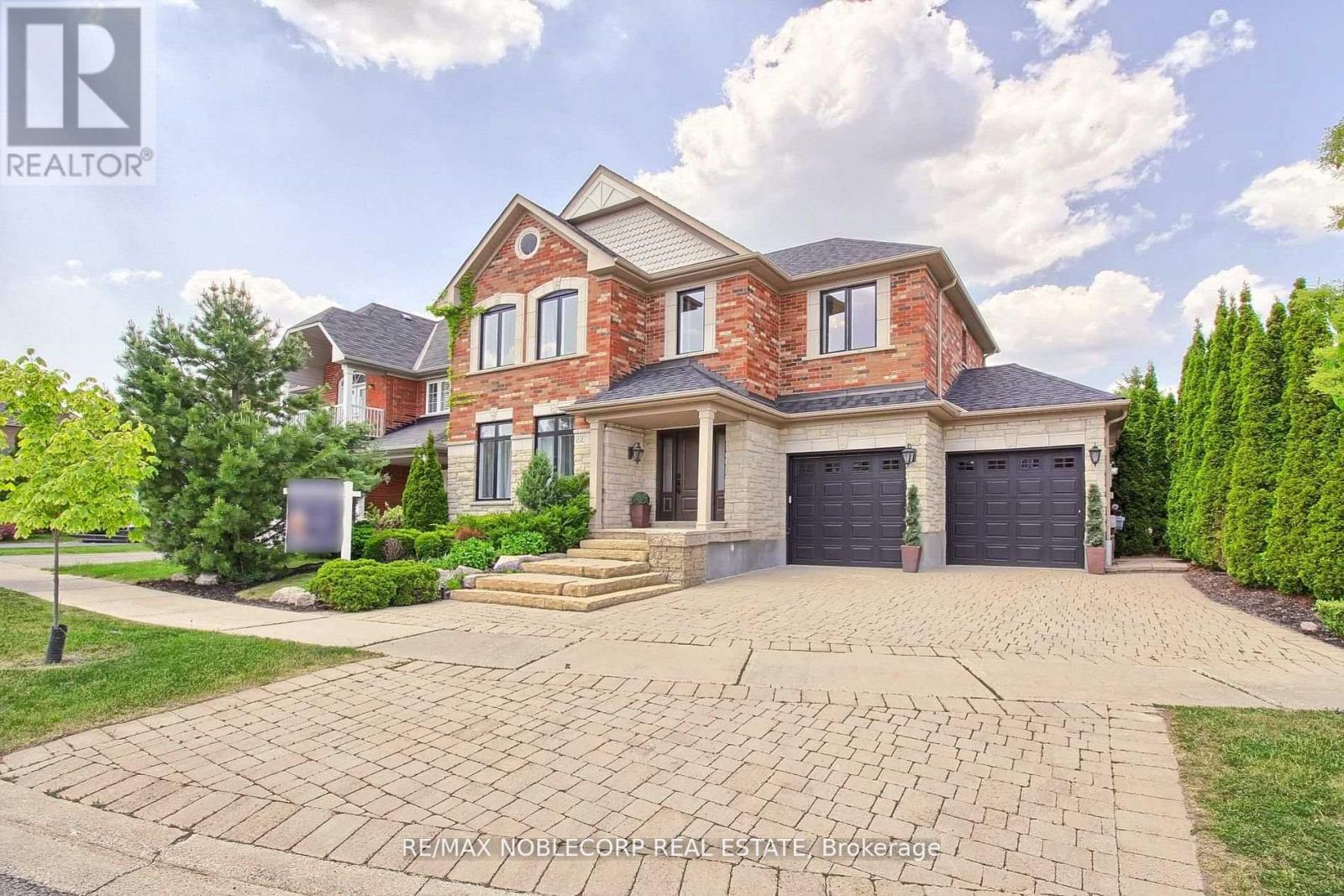 22 Escapade Drive, Richmond Hill, Ontario  L4E 4X7 - Photo 2 - N12169354