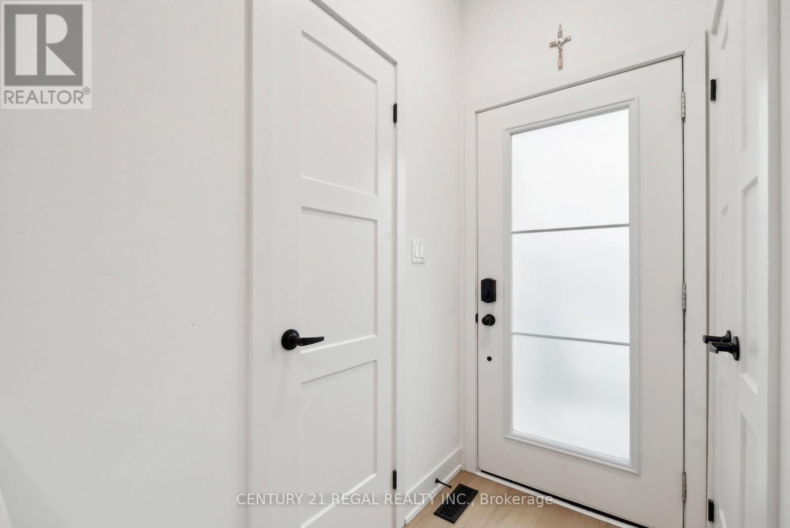 24 Wheatfield Road, Barrie, Ontario  L9J 0C2 - Photo 4 - S12169363