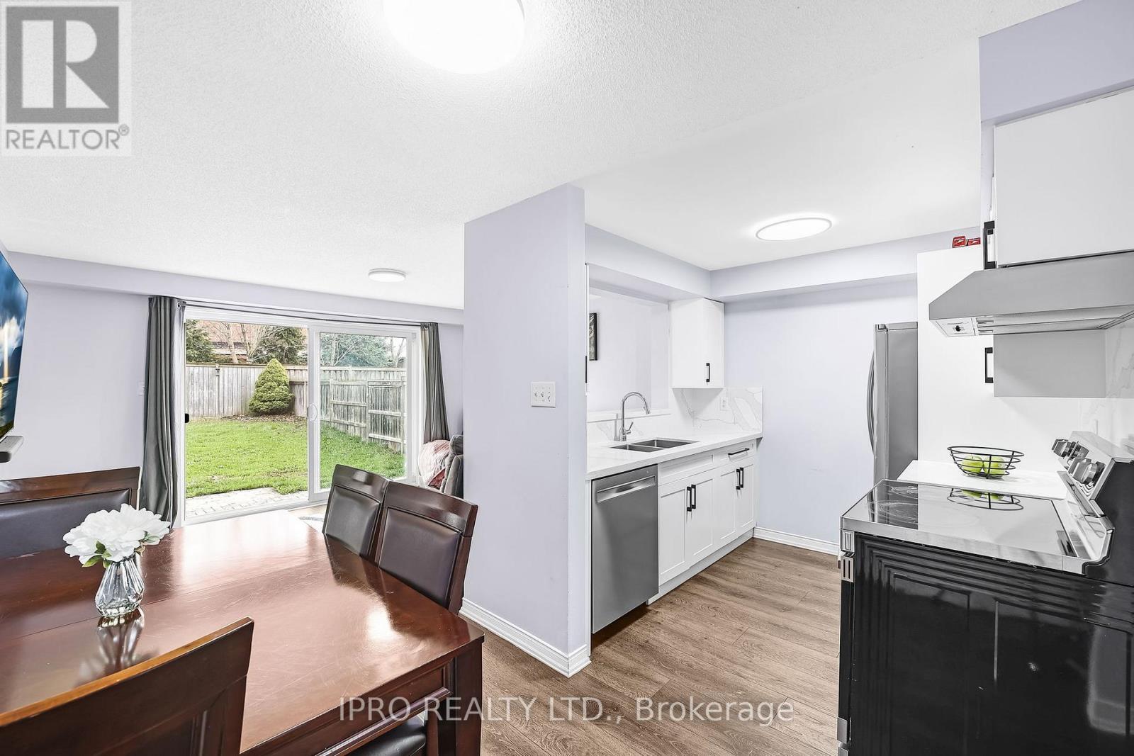 313 Dunsmore Lane, Barrie, Ontario  L4M 7A8 - Photo 9 - S12169471