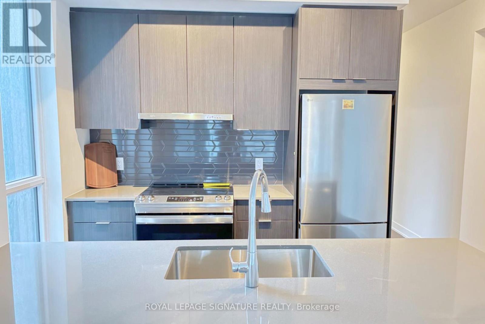 621 - 430 Square One Drive, Mississauga, Ontario  L5B 0L6 - Photo 8 - W12169422
