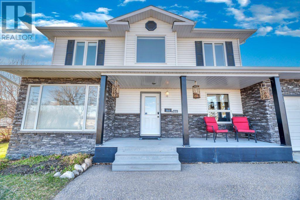 701 East Lakeview Road, Chestermere, Alberta  T1X 1A9 - Photo 4 - A2214022