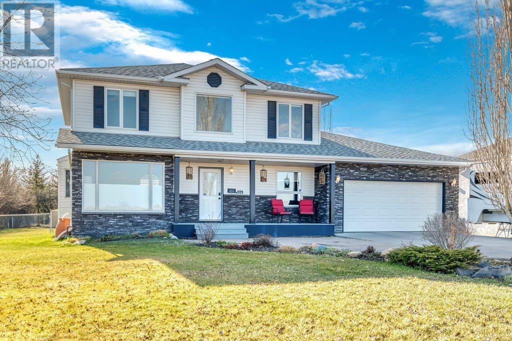 701 East Lakeview Road, Chestermere, Alberta  T1X 1A9 - Photo 1 - A2214022
