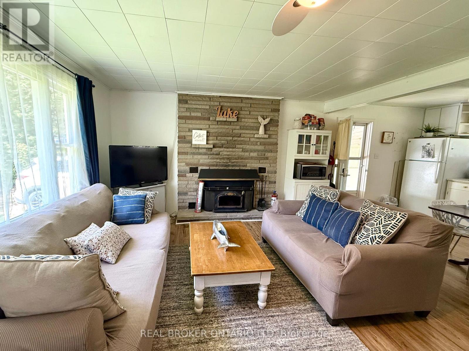 9684 Maylard Avenue, Lambton Shores, Ontario  N0N 1J3 - Photo 3 - X12169312