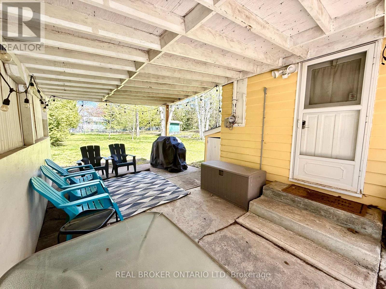 9684 Maylard Avenue, Lambton Shores, Ontario  N0N 1J3 - Photo 11 - X12169312