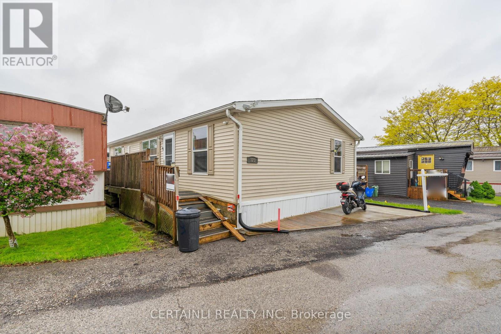 123 - 2189 Dundas Street, London East, Ontario  N5V 1H3 - Photo 1 - X12169681