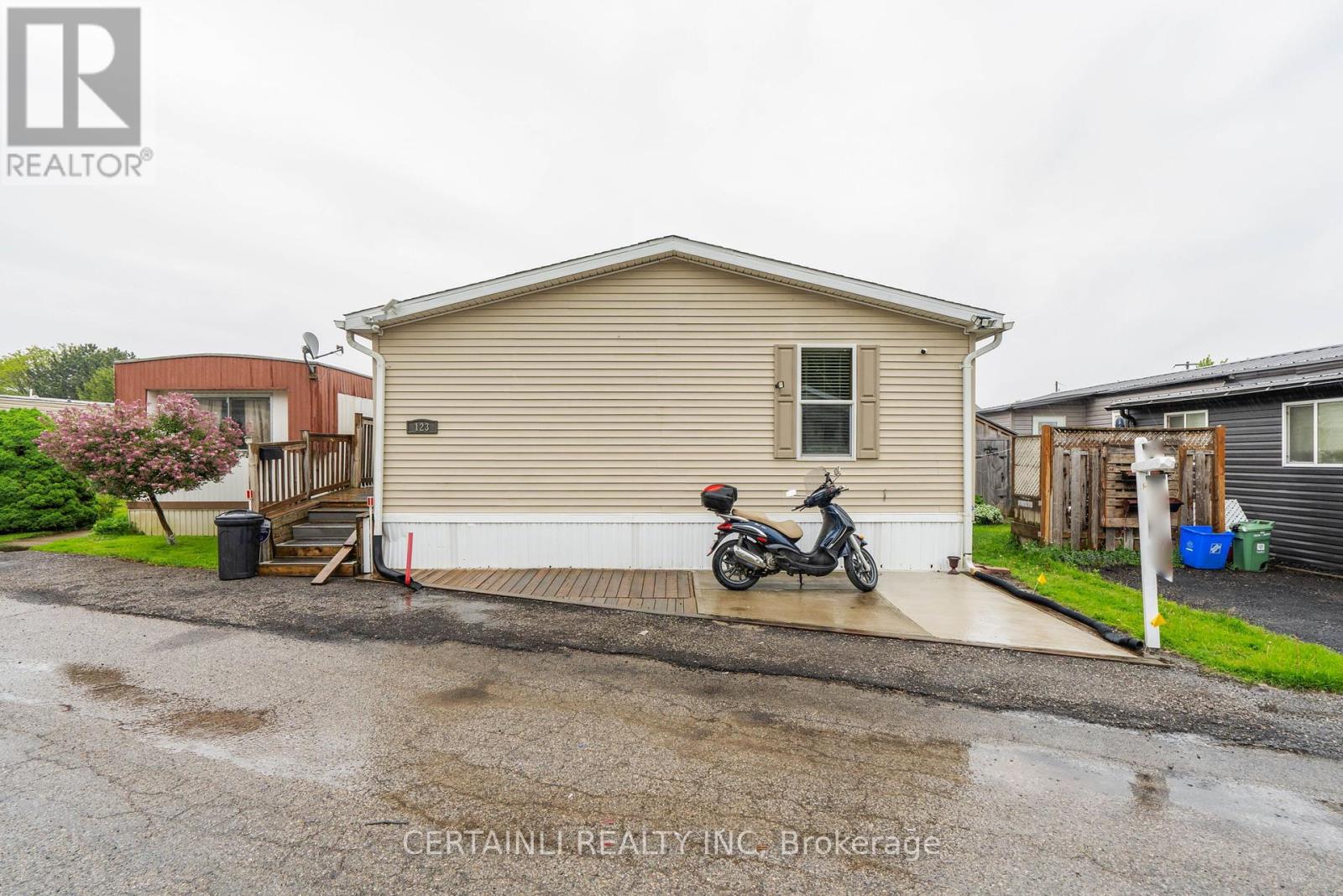 123 - 2189 Dundas Street, London East, Ontario  N5V 1H3 - Photo 2 - X12169681