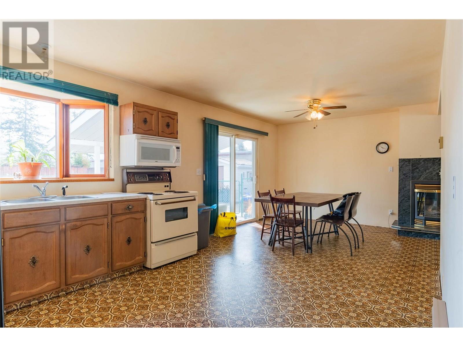 614 12th Street, Castlegar, British Columbia  V1N 2K3 - Photo 17 - 10338215