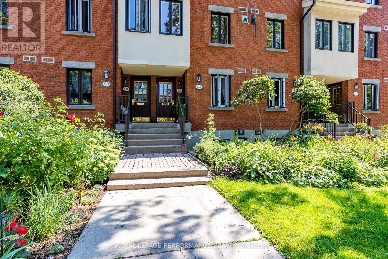 233 Mart Circle, Ottawa, Ontario  K1K 4K2 - Photo 3 - X12169556