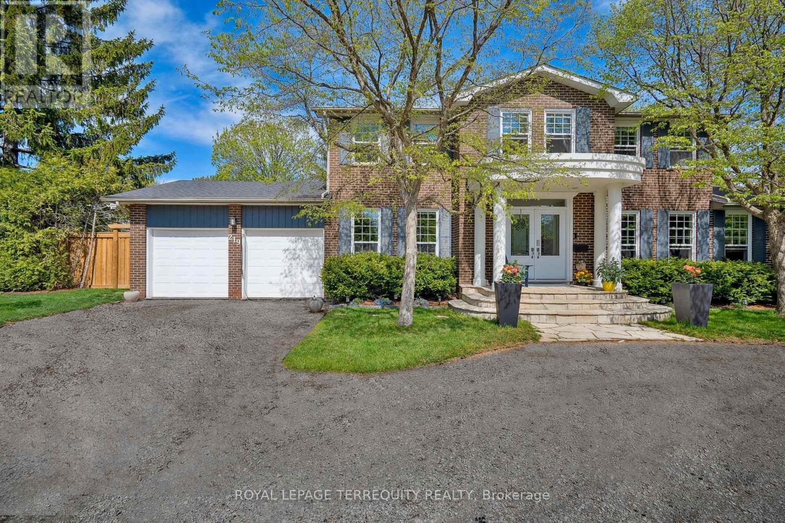 219 Valleyview Court, Oakville, Ontario  L6L 5H9 - Photo 3 - W12169509