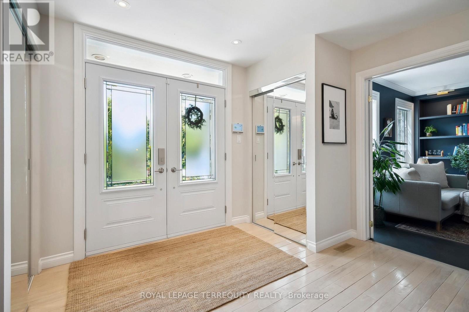 219 Valleyview Court, Oakville (Sw Southwest), Ontario  L6L 5H9 - Photo 5 - W12169509