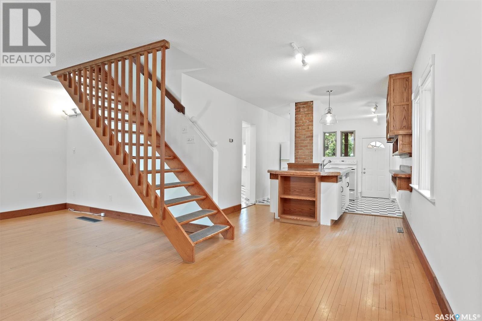 Property at 523 4th AVENUE N image 4