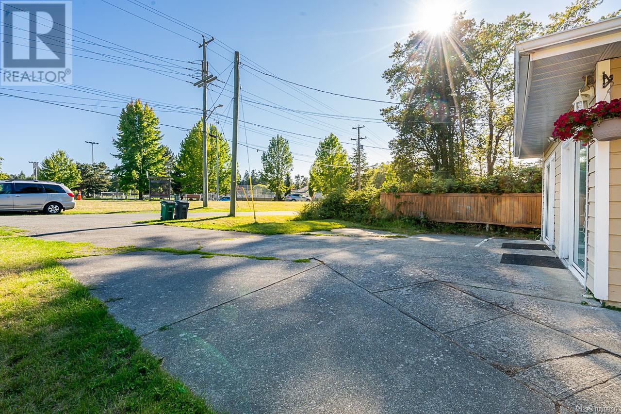 Property at 1382 McKenzie Ave image 3