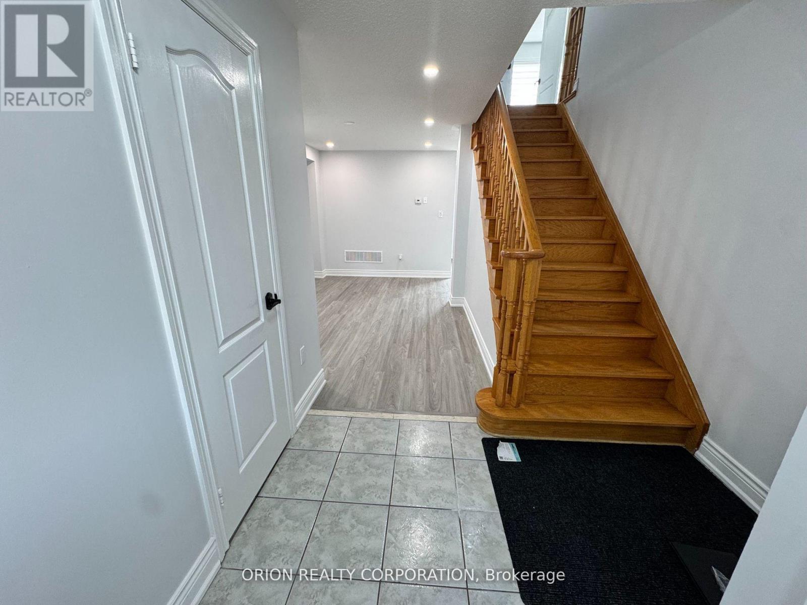 Upper - 130 Adventure Crescent, Vaughan, Ontario  L6A 3J1 - Photo 2 - N12169684