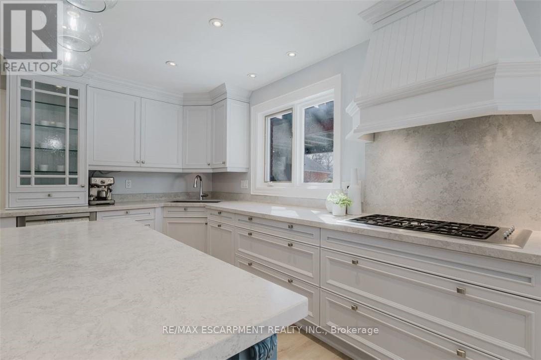 954 Wintergreen Place, Burlington, Ontario  L7T 4K4 - Photo 10 - W12169587