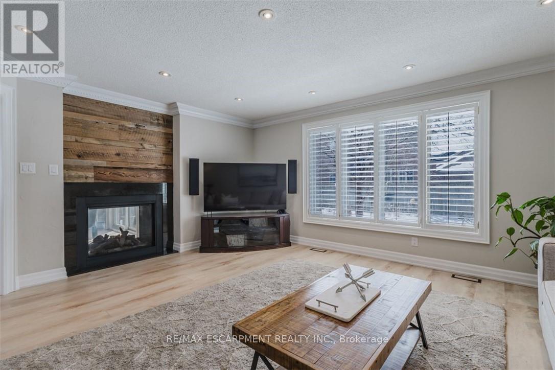 954 Wintergreen Place, Burlington, Ontario  L7T 4K4 - Photo 17 - W12169587