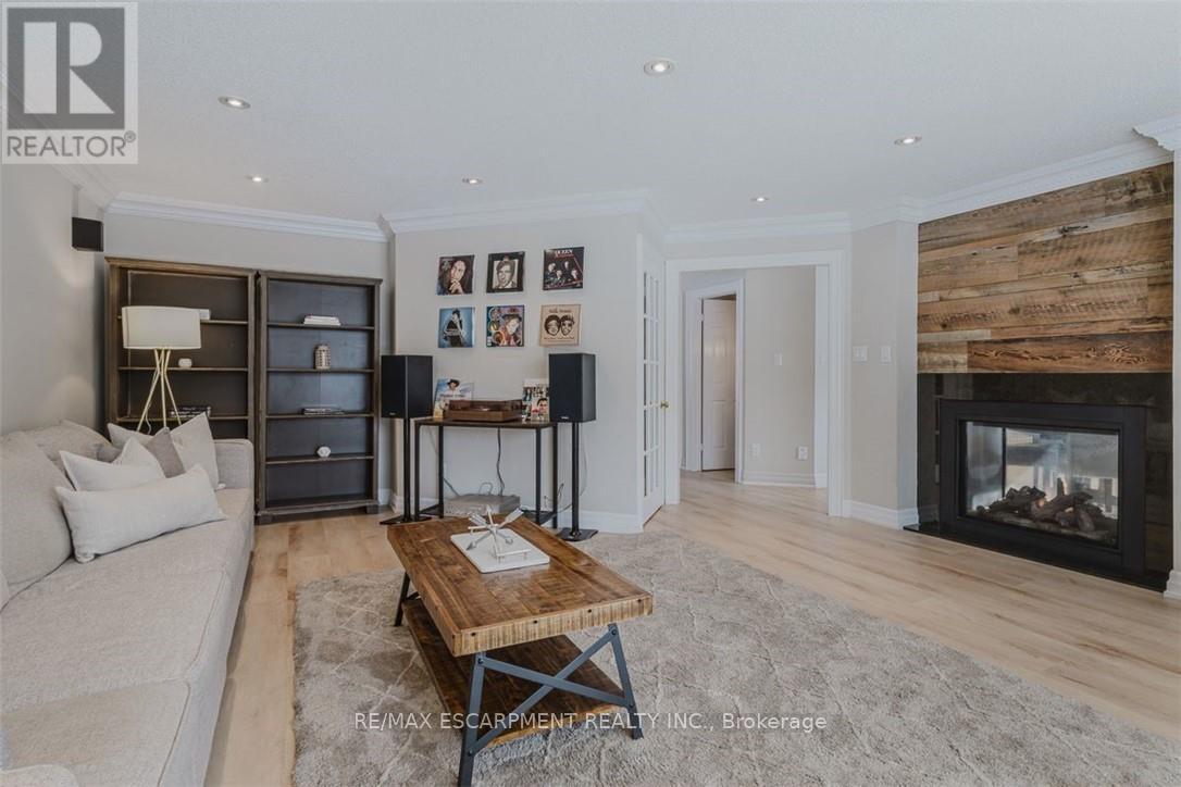 954 Wintergreen Place, Burlington, Ontario  L7T 4K4 - Photo 18 - W12169587