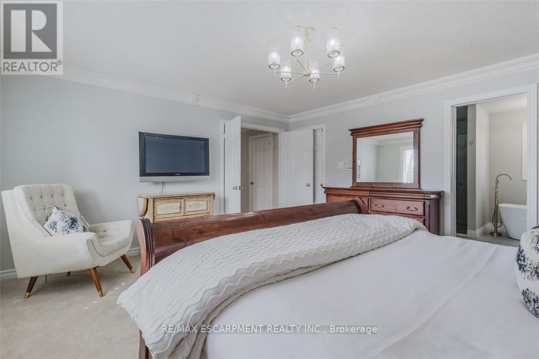 954 Wintergreen Place, Burlington, Ontario  L7T 4K4 - Photo 23 - W12169587