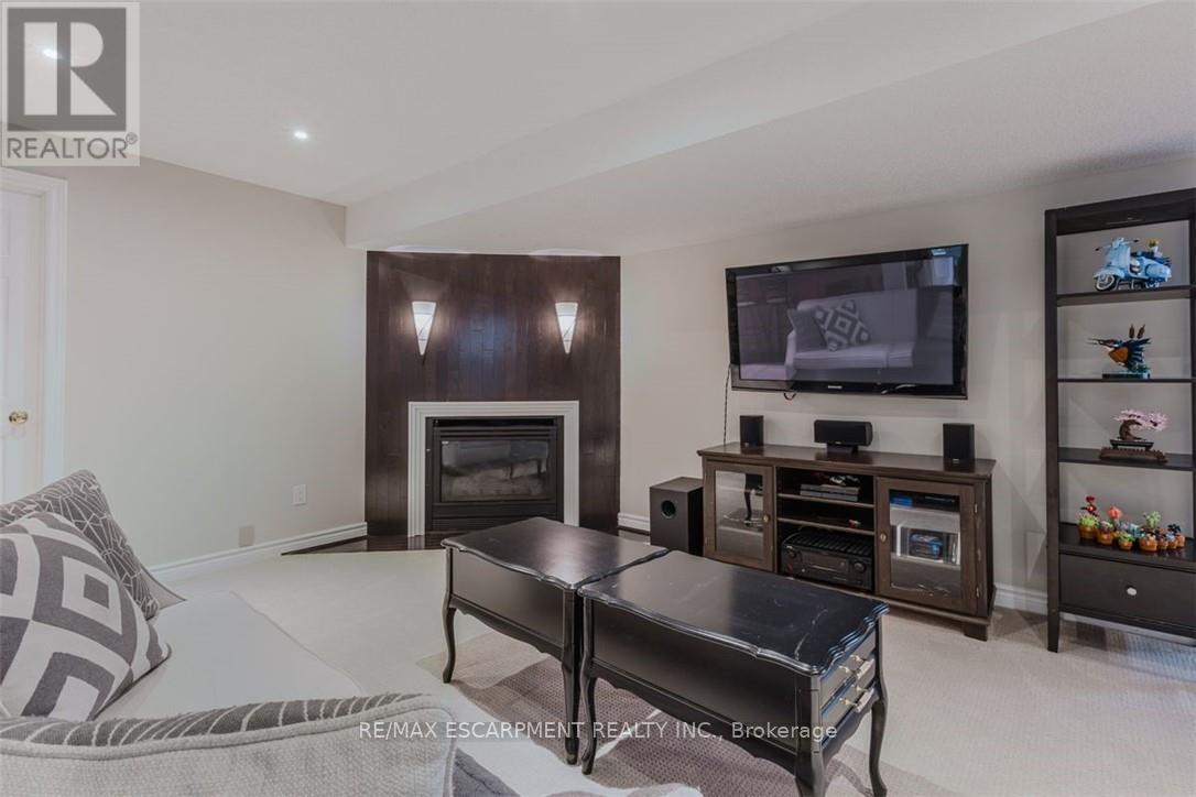 954 Wintergreen Place, Burlington, Ontario  L7T 4K4 - Photo 32 - W12169587