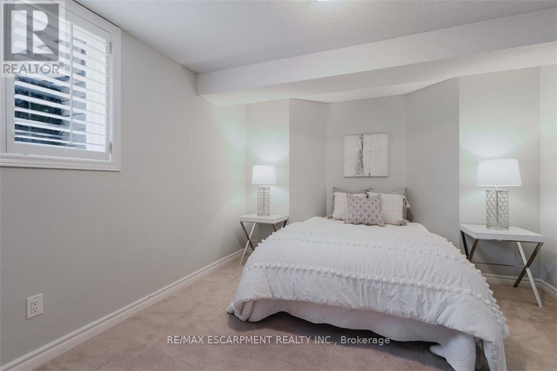 954 Wintergreen Place, Burlington, Ontario  L7T 4K4 - Photo 35 - W12169587