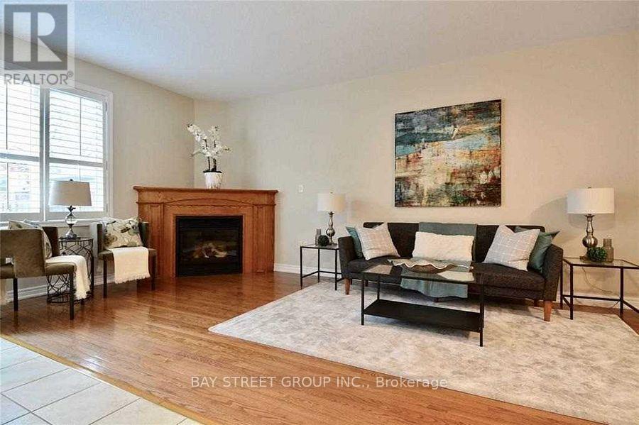 5329 Applegarth Drive, Burlington, Ontario  L7L 7E3 - Photo 5 - W12169595