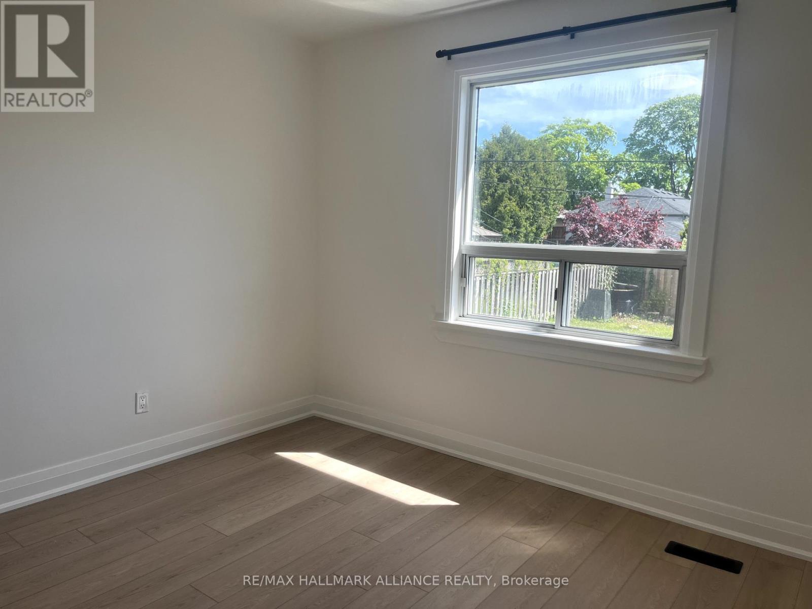 Upper - 29 Savona Drive, Toronto (Alderwood), Ontario  M8W 4T9 - Photo 10 - W12169631