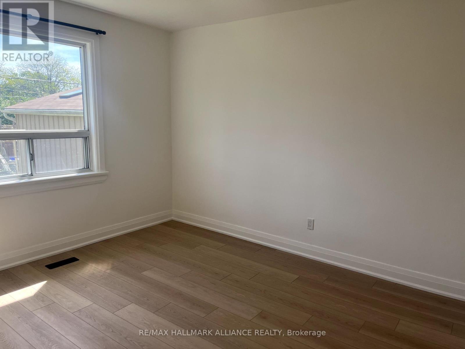 Upper - 29 Savona Drive, Toronto (Alderwood), Ontario  M8W 4T9 - Photo 9 - W12169631