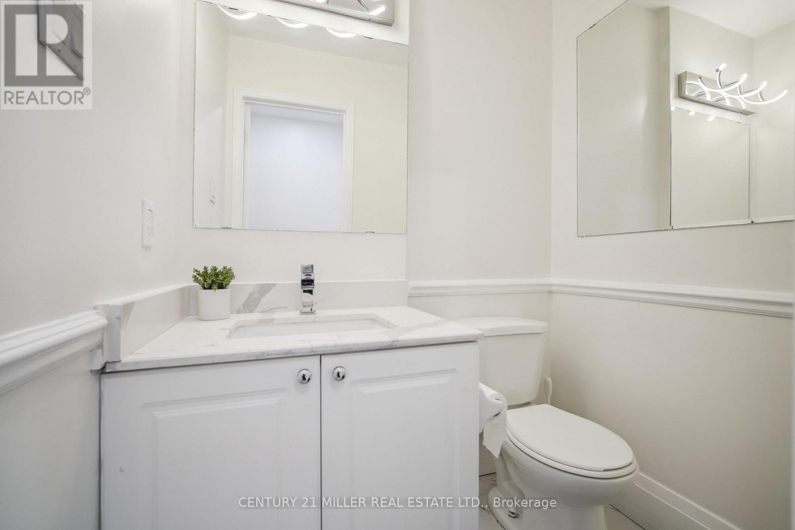 285 Mississaga Street, Oakville, Ontario  L6L 6J8 - Photo 10 - W12169712