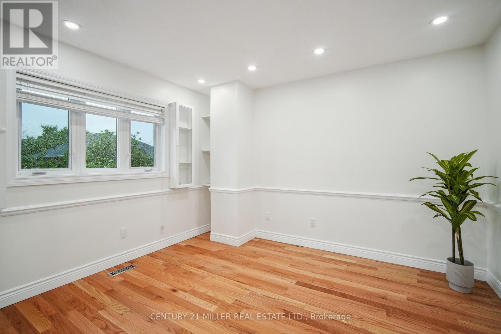 285 Mississaga Street, Oakville, Ontario  L6L 6J8 - Photo 12 - W12169712