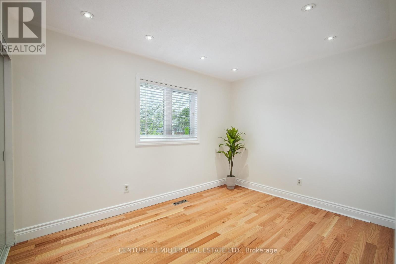 285 Mississaga Street, Oakville, Ontario  L6L 6J8 - Photo 14 - W12169712