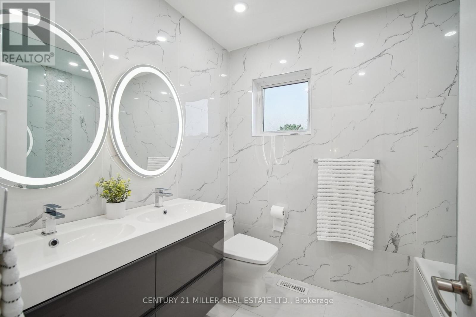 285 Mississaga Street, Oakville, Ontario  L6L 6J8 - Photo 15 - W12169712