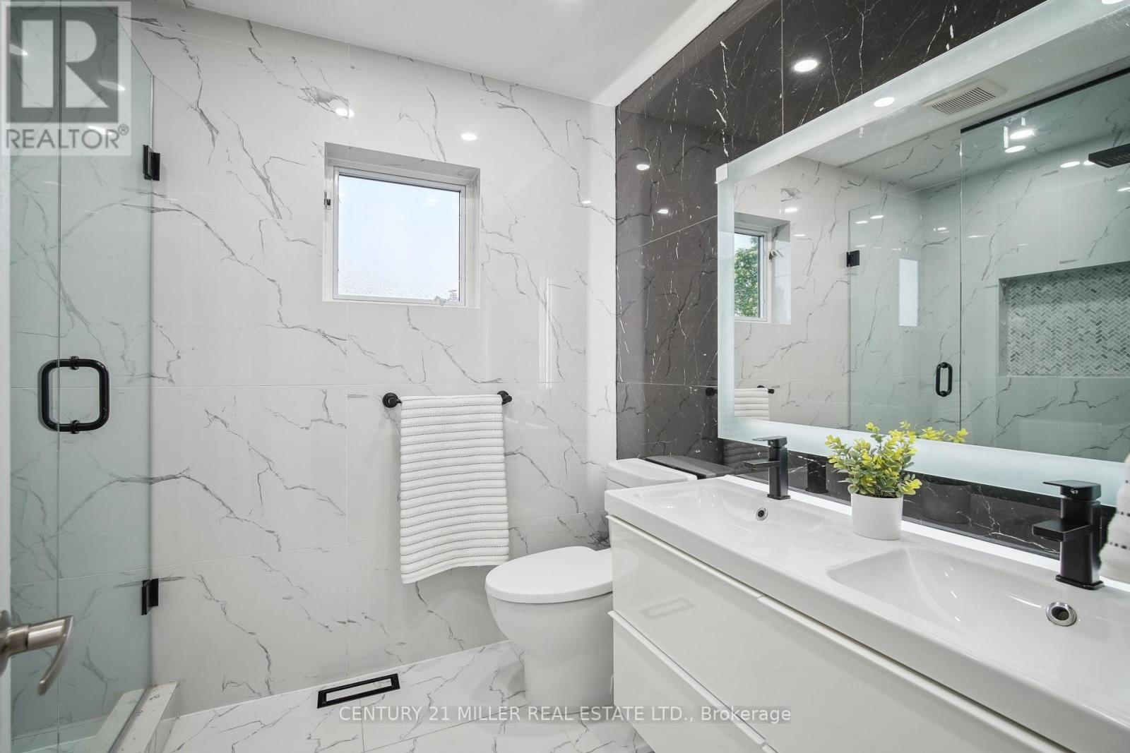 285 Mississaga Street, Oakville, Ontario  L6L 6J8 - Photo 17 - W12169712