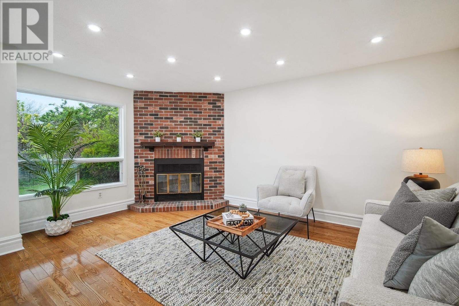 285 Mississaga Street, Oakville, Ontario  L6L 6J8 - Photo 5 - W12169712